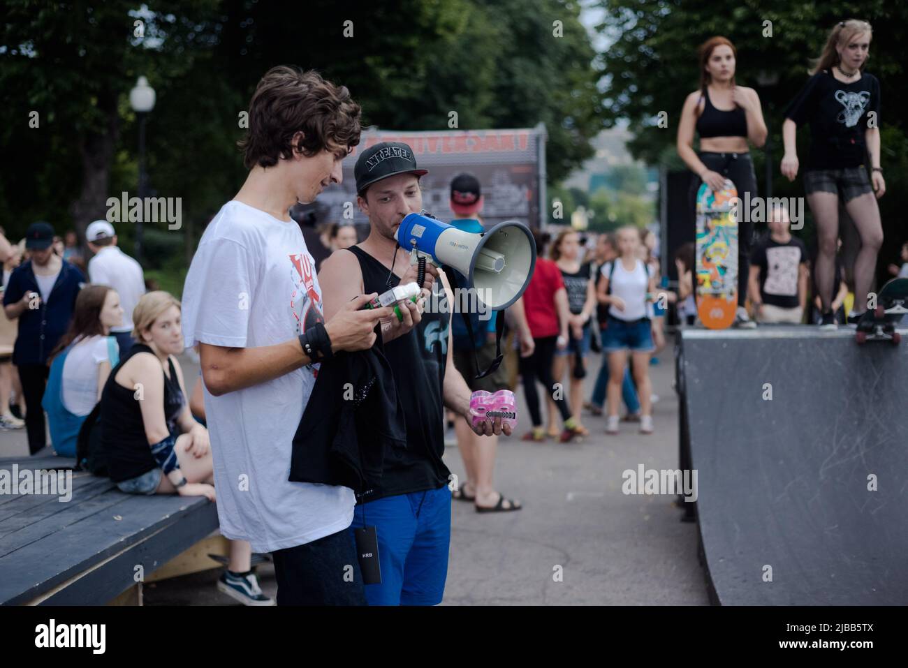 Mosca, Russia — Agosto 06 2016: Face & Laces Street Culture and Youth Festival nel Gorky Park Guy di Mosca con un megafono valuta il trucco degli skaters Foto Stock