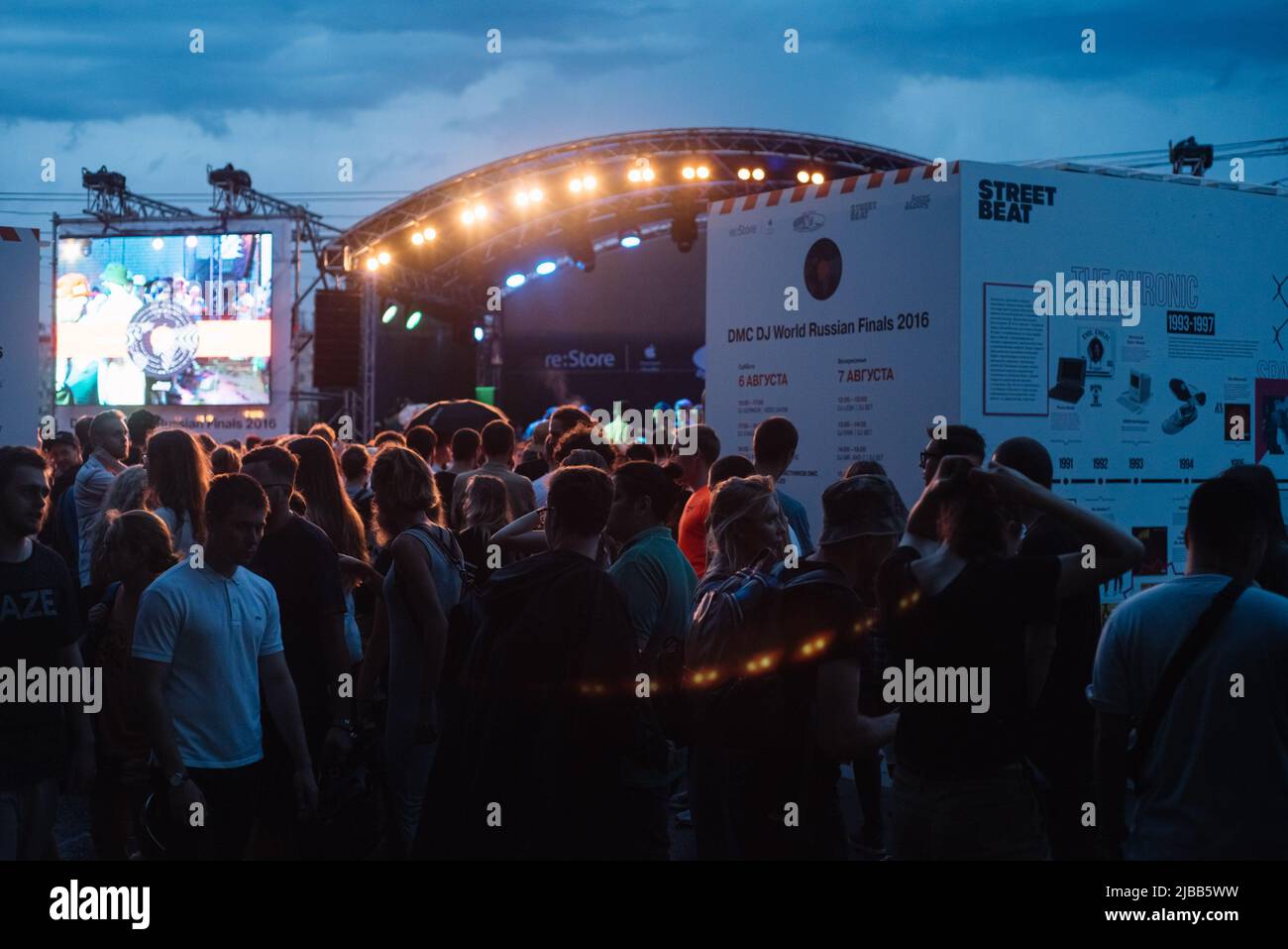 Mosca, Russia — Agosto 06 2016: Face & Laces Street Culture and Youth Festival nel parco Gorky di Mosca, palcoscenico serale e concerto all'aperto Foto Stock