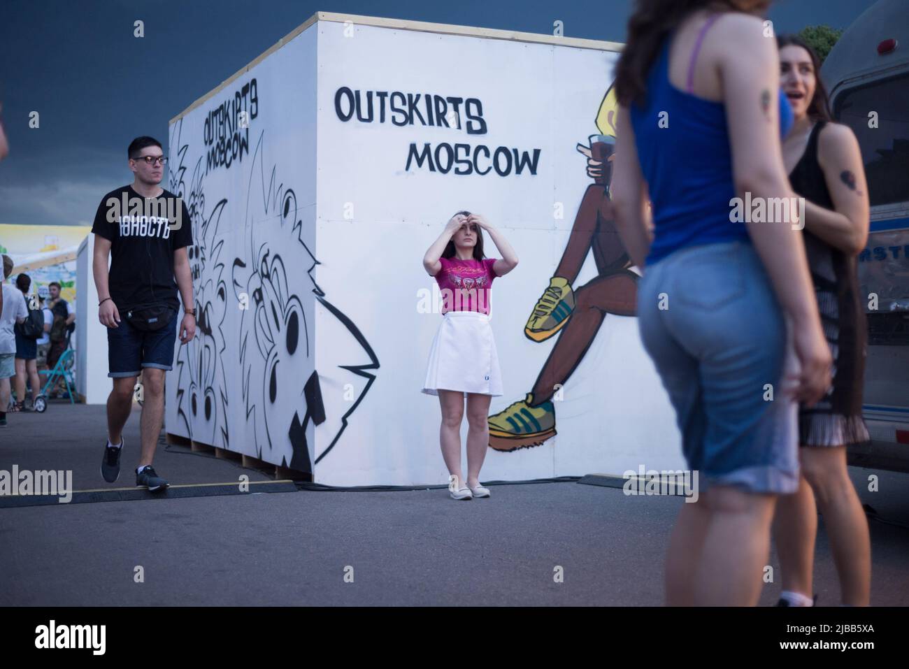 Mosca, Russia — Agosto 06 2016: Volti e merletti - pareti di graffiti al festival della cultura di strada, tag periferia Mosca, cielo scuro prima della tempesta, giovane Foto Stock