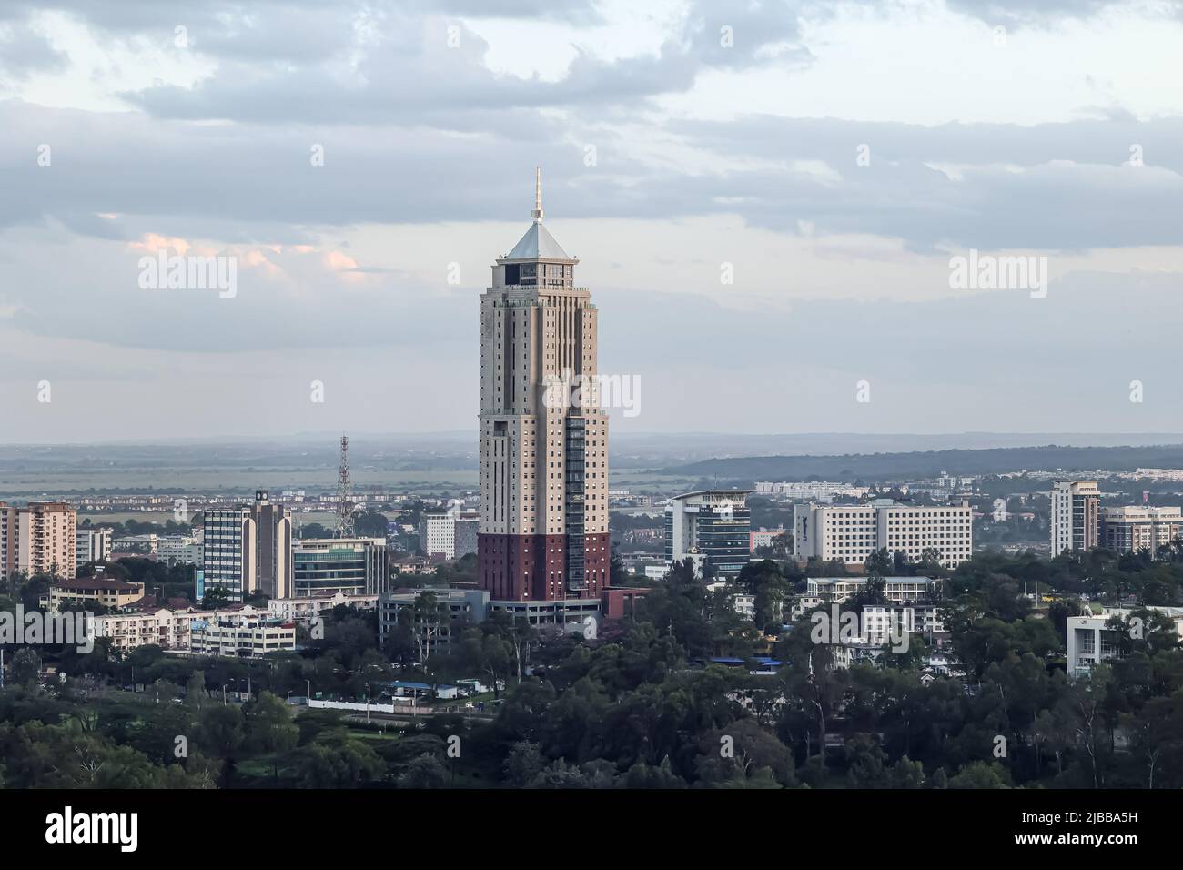 Una vista aerea della vecchia Torre Mutual dell'UAP, un complesso di uffici a 33 piani nella collina superiore di Nairobi. Nairobi è la capitale di Kenyaís. Il nome deriva dalla frase Maasai Enkare Nyorobi, che si traduce in 'luogo di acque fresche. Oltre ai suoi splendidi paesaggi urbani architettonici, oltre al suo nucleo urbano, la città ha il Parco Nazionale di Nairobi, una grande riserva di caccia conosciuta per l'allevamento di rinoceronti neri in via di estinzione e sede di giraffe, zebre, leopardi, leoni e toni di diverse specie di uccelli. Foto Stock