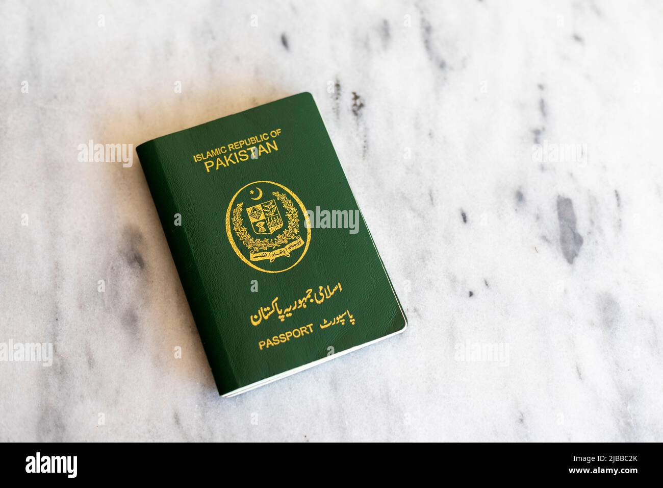 Passaporto verde pakistano su sfondo isolato di marmo bianco Foto Stock