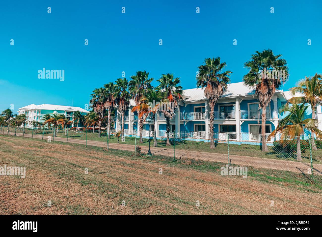 Varadero, Cuba. Moderno ed alto edificio residenziale a due piani esterno con giardino interno nella citta' del resort Foto Stock