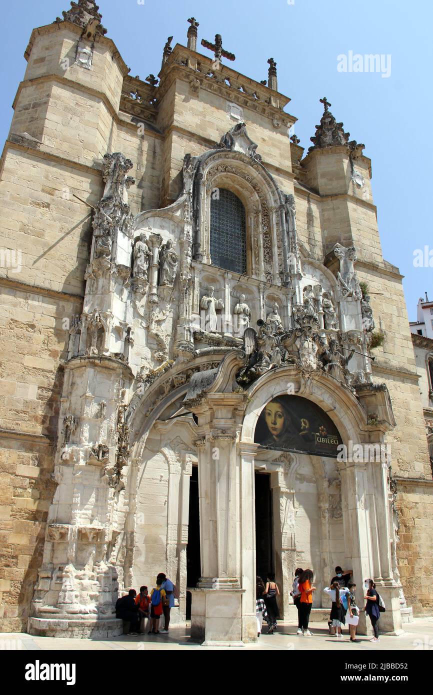 Facciata manuelina del Monastero di Santa Cruz, luogo di riposo finale di D. Afonso Henriques, primo monarca portoghese, Coimbra, Portogallo Foto Stock