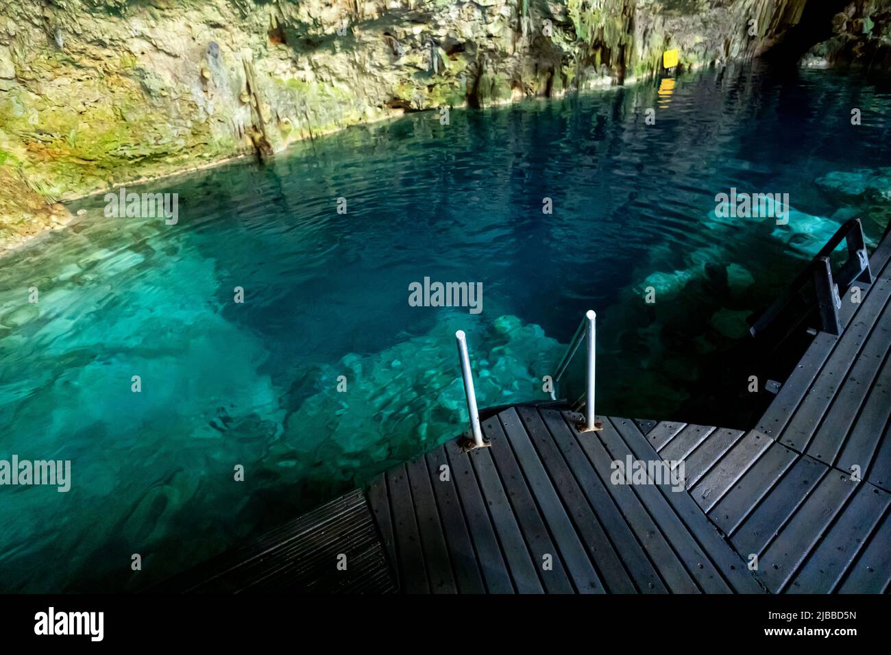 Bella piscina naturale di acqua cristallina formata in una grotta rocciosa con stalagmiti e stalagmiti a Varadero, Cuba chiamata Grotta di Saturno Foto Stock Bella piscina naturale di acqua cristallina formata in una grotta rocciosa con stalagmiti e stalagmiti a Varadero, Cuba chiamata Grotta di Saturno Foto Stock