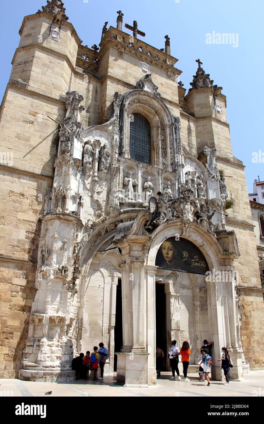 Facciata manuelina del Monastero di Santa Cruz, luogo di riposo finale di D. Afonso Henriques, primo monarca portoghese, Coimbra, Portogallo Foto Stock
