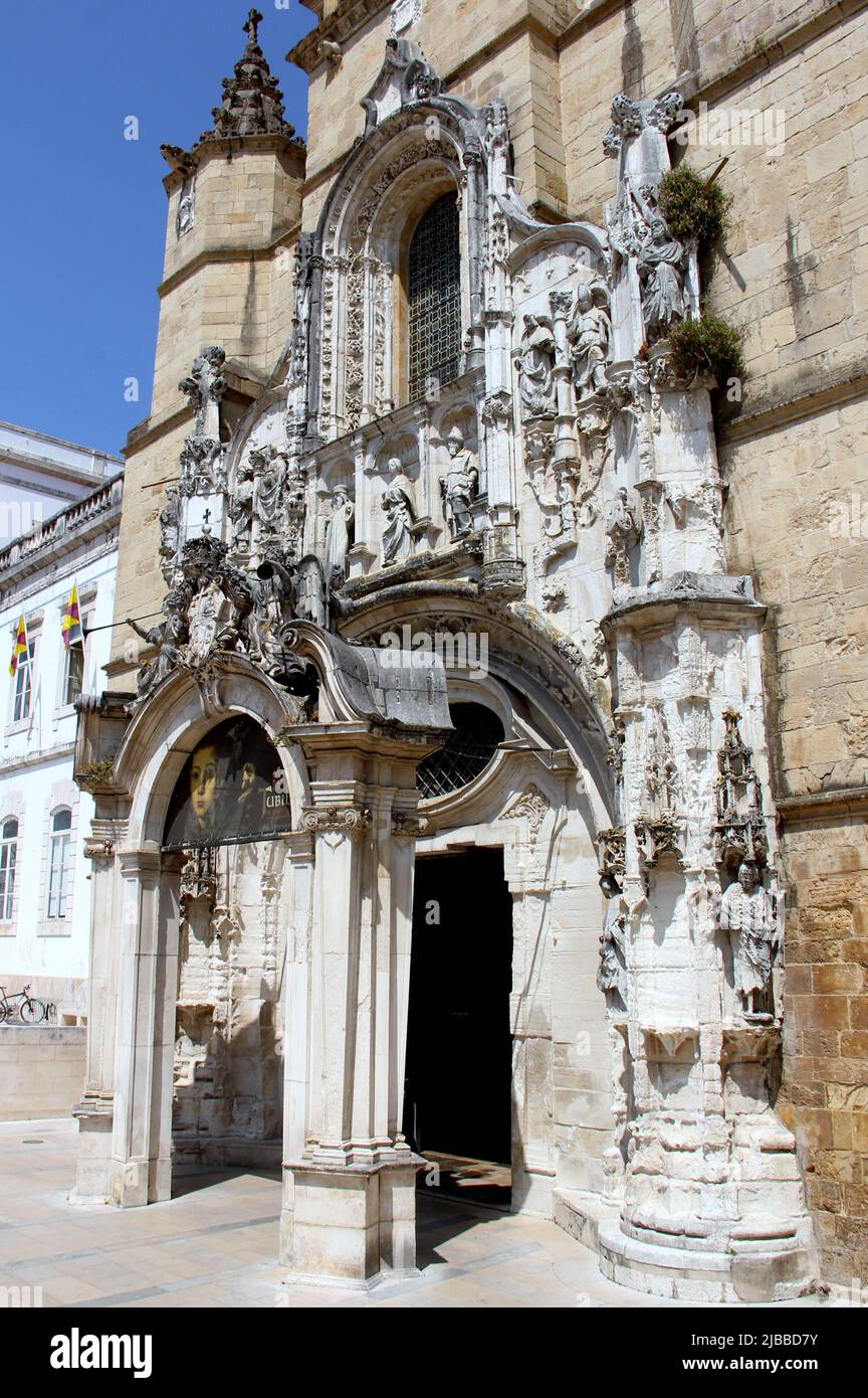 Facciata manuelina del Monastero di Santa Cruz, luogo di riposo finale di D. Afonso Henriques, primo monarca portoghese, Coimbra, Portogallo Foto Stock
