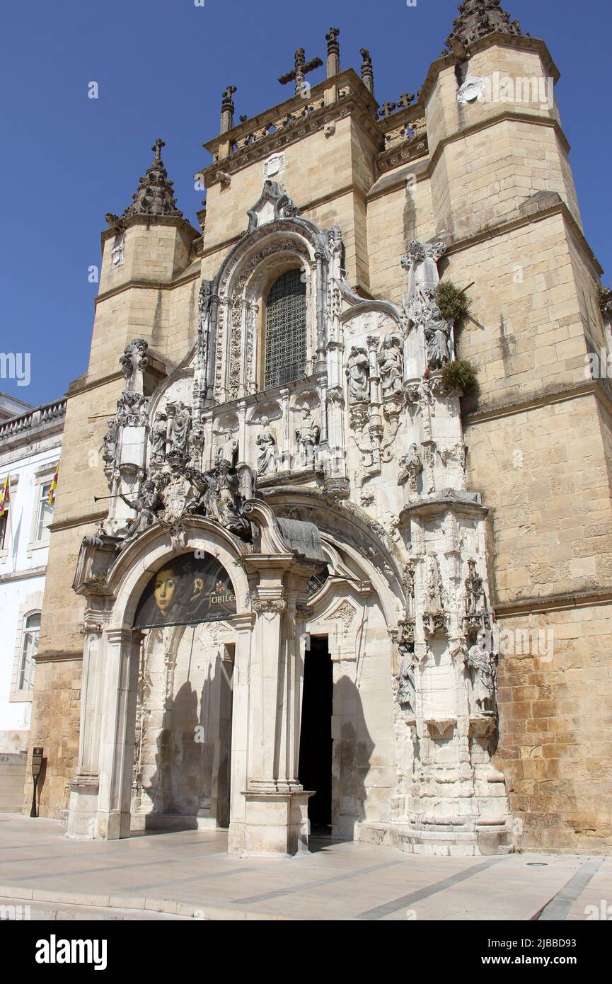Facciata manuelina del Monastero di Santa Cruz, luogo di riposo finale di D. Afonso Henriques, primo monarca portoghese, Coimbra, Portogallo Foto Stock