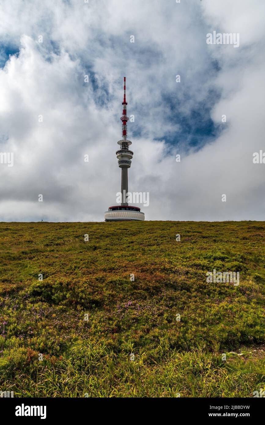 Cima della collina di Praded con torre di comunicazione e prato di montagna in montagne gesuiti nella repubblica Ceca Foto Stock