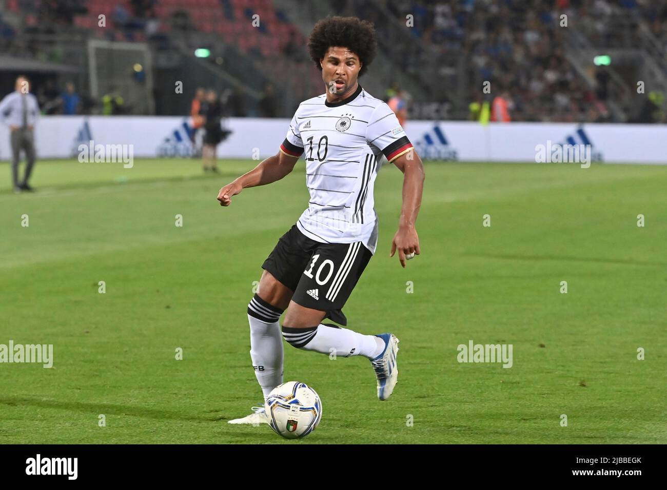 Bologna, Italia. 04th giugno 2022. Serge GNABRY (GER), azione, azione singola, immagine singola, ritaglio, Full body shot, full figure Soccer UEFA Nations League, Group Phase 1st matchday Italy (ITA) - Germany (GER) 1-1, on June 4th, 2022, Renato Dall `Ara Stadium Bologne Credit: dpa/Alamy Live News Foto Stock