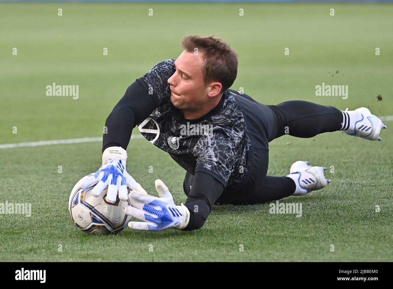 Bologna, Italia. 04th giugno, 2022. Goalwart Manuel NEUER (GER) riscaldamento, Action.Parade. Football UEFA Nations League, fase di gruppo 1.matchday Italy (ITA) - Germany (GER) 1-1, on June 4th, 2022, Renato Dall `Ara Stadium Bologna Credit: dpa/Alamy Live News Foto Stock