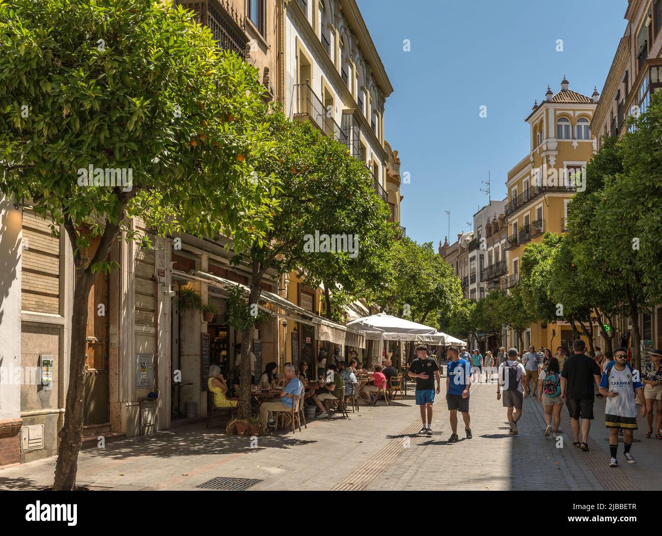 Persone non identificate che camminano lungo una strada nella città vecchia, Andalusia, Siviglia Foto Stock