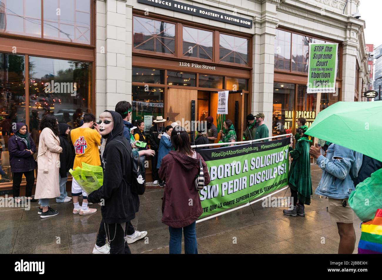 Seattle, Stati Uniti. 4th Giu 2022. Rise Up 4 diritti di aborto rovesci Roe? Inferno No! marcia su Capitol Hill per sostenere e preservare Roe V. Wade. In tutto il paese sono in corso proteste settimanali prolungate a seguito della fuga di notizie secondo cui la Corte Suprema potrebbe essere pronta a rovesciare il diritto storico. Gli attivisti si stanno battendo per alzarsi e proteggere Roe V. Wade per evitare il rovesciamento della storica decisione che dà alle donne il diritto di scegliere nel 1973. James Anderson/Alamy Live News Foto Stock