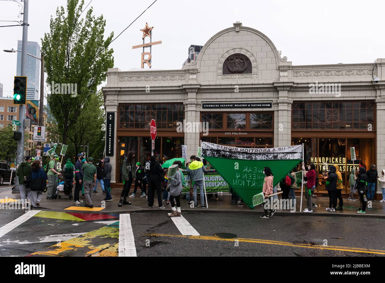 Seattle, Stati Uniti. 4th Giu 2022. Rise Up 4 diritti di aborto rovesci Roe? Inferno No! marcia su Capitol Hill per sostenere e preservare Roe V. Wade. In tutto il paese sono in corso proteste settimanali prolungate a seguito della fuga di notizie secondo cui la Corte Suprema potrebbe essere pronta a rovesciare il diritto storico. Gli attivisti si stanno battendo per alzarsi e proteggere Roe V. Wade per evitare il rovesciamento della storica decisione che dà alle donne il diritto di scegliere nel 1973. James Anderson/Alamy Live News Foto Stock