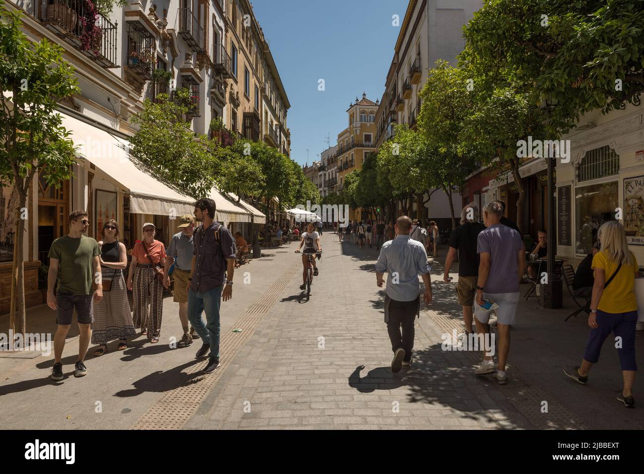 Persone non identificate che camminano lungo una strada nella città vecchia, Andalusia, Siviglia Foto Stock