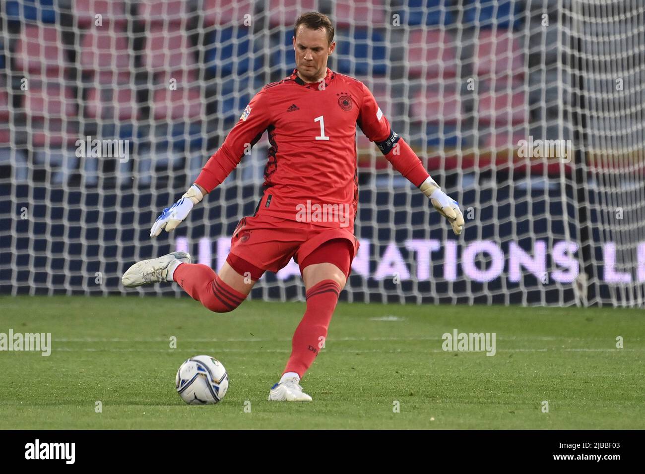 Bologna, Italia. 04th giugno 2022. Goalwart Manuel NEUER (GER), azione, azione singola, immagine singola, ritaglio, Full body shot, full figure Soccer UEFA Nations League, Group Phase 1st matchday Italy (ITA) - Germany (GER) 1-1, on 04.06.2022, Renato Dall `Ara Bologna Stadium Credit: dpa/Alamy Live News Foto Stock