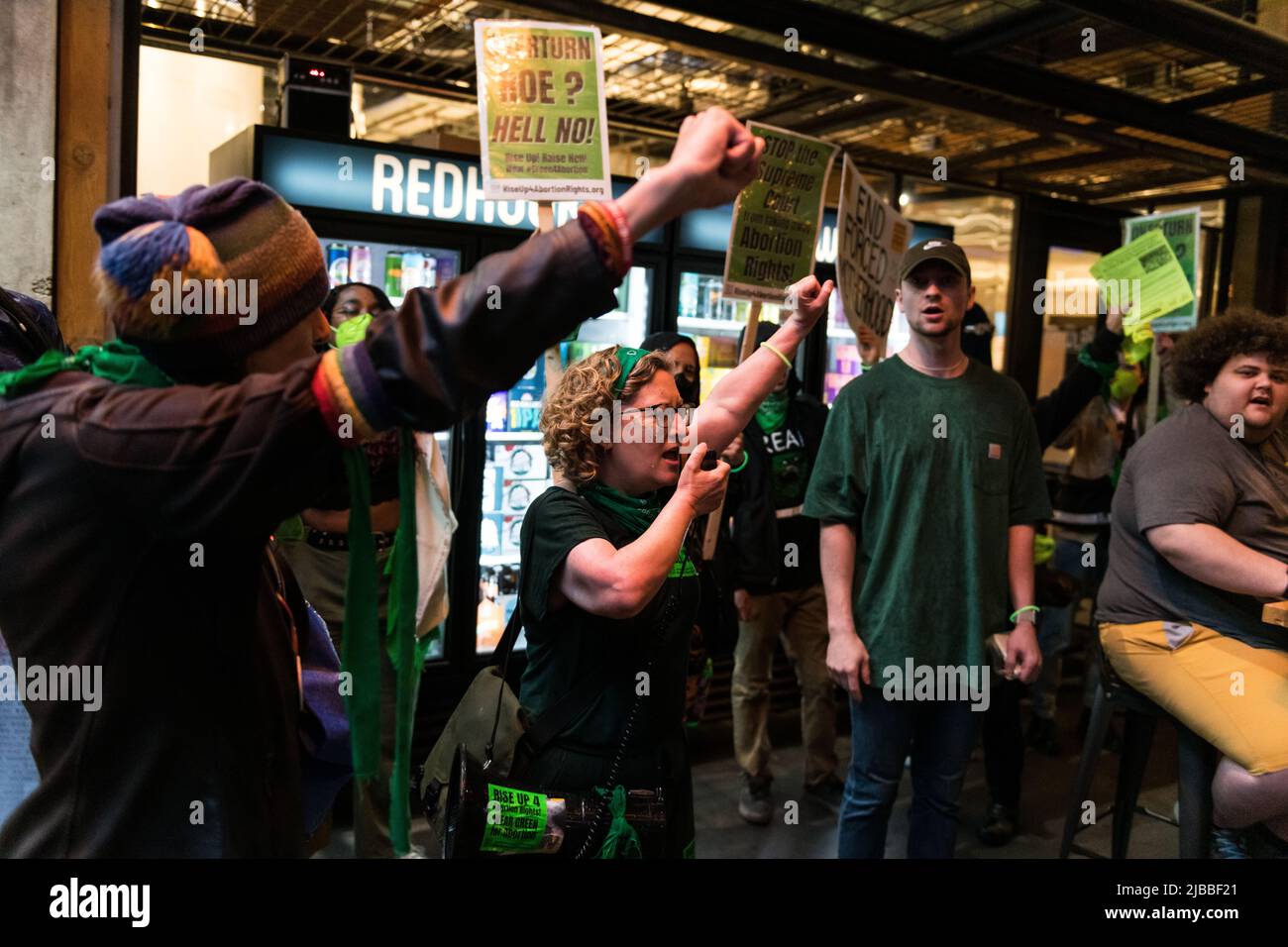 Seattle, Stati Uniti. 4th Giu 2022. Rise Up 4 diritti di aborto rovesci Roe? Inferno No! marcia su Capitol Hill per sostenere e preservare Roe V. Wade. In tutto il paese sono in corso proteste settimanali prolungate a seguito della fuga di notizie secondo cui la Corte Suprema potrebbe essere pronta a rovesciare il diritto storico. Gli attivisti si stanno battendo per alzarsi e proteggere Roe V. Wade per evitare il rovesciamento della storica decisione che dà alle donne il diritto di scegliere nel 1973. James Anderson/Alamy Live News Foto Stock