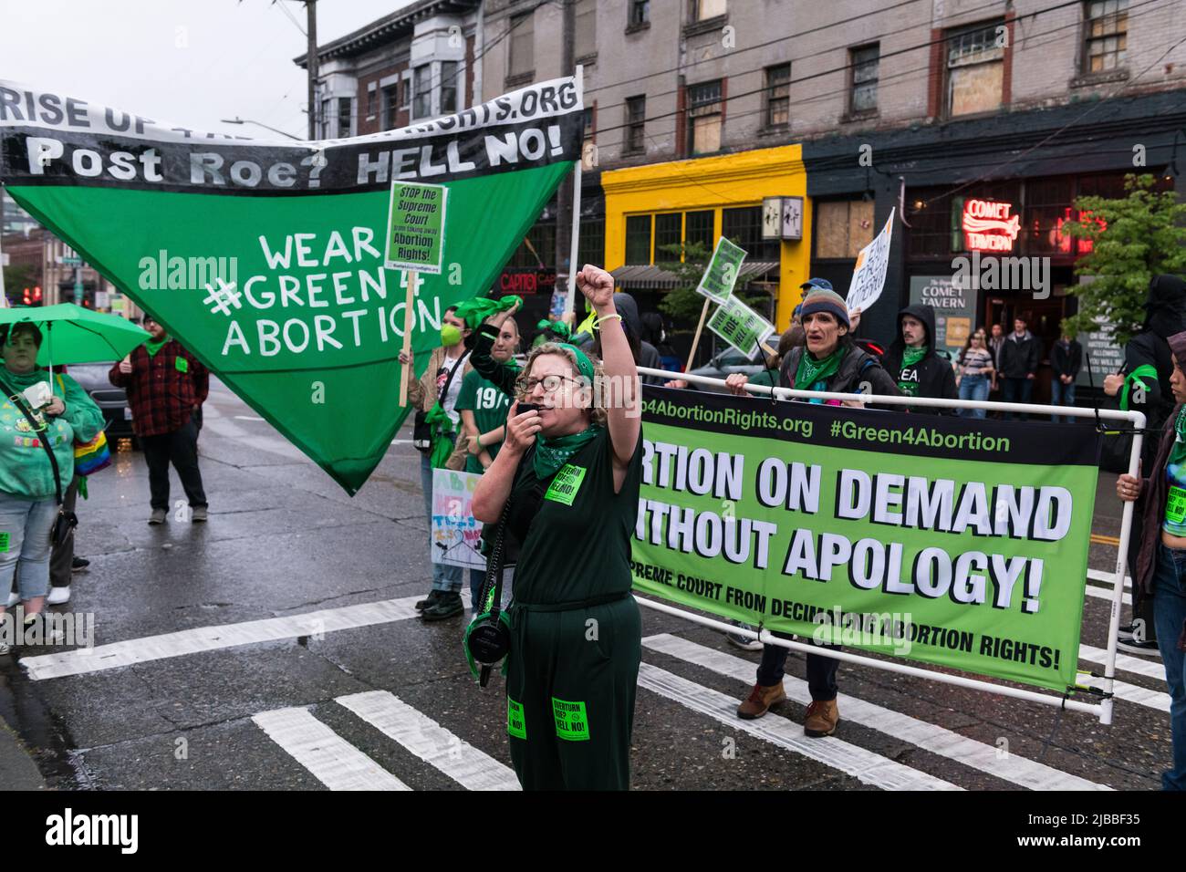 Seattle, Stati Uniti. 4th Giu 2022. Rise Up 4 diritti di aborto rovesci Roe? Inferno No! marcia su Capitol Hill per sostenere e preservare Roe V. Wade. In tutto il paese sono in corso proteste settimanali prolungate a seguito della fuga di notizie secondo cui la Corte Suprema potrebbe essere pronta a rovesciare il diritto storico. Gli attivisti si stanno battendo per alzarsi e proteggere Roe V. Wade per evitare il rovesciamento della storica decisione che dà alle donne il diritto di scegliere nel 1973. James Anderson/Alamy Live News Foto Stock