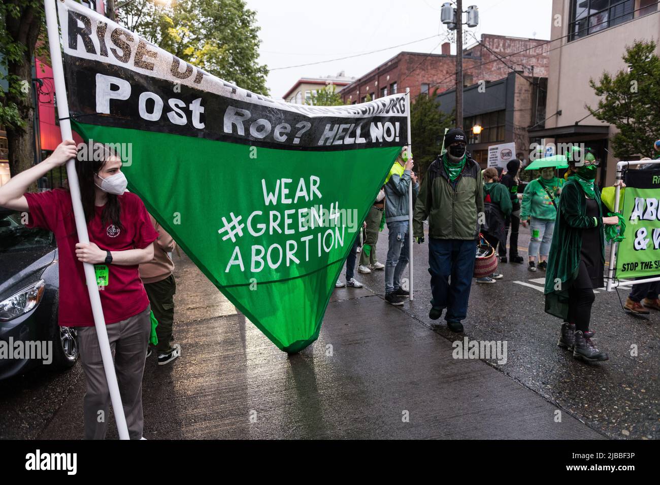 Seattle, Stati Uniti. 4th Giu 2022. Rise Up 4 diritti di aborto rovesci Roe? Inferno No! marcia su Capitol Hill per sostenere e preservare Roe V. Wade. In tutto il paese sono in corso proteste settimanali prolungate a seguito della fuga di notizie secondo cui la Corte Suprema potrebbe essere pronta a rovesciare il diritto storico. Gli attivisti si stanno battendo per alzarsi e proteggere Roe V. Wade per evitare il rovesciamento della storica decisione che dà alle donne il diritto di scegliere nel 1973. James Anderson/Alamy Live News Foto Stock