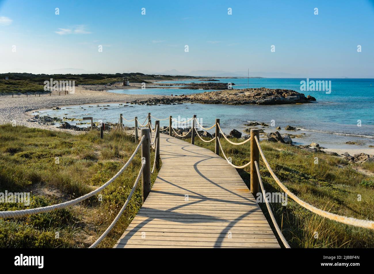 Spiaggia di 'es Trucadors' sull'isola di Formentera. Situato a nord-est dell'isola. Con accesso attraverso una passerella in legno a una zona tranquilla di sabbia e cr Foto Stock