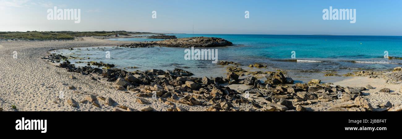 Spiaggia di 'es Trucadors' sull'isola di Formentera. Situato a nord-est dell'isola. Con accesso attraverso una passerella in legno a una zona tranquilla di sabbia e cr Foto Stock