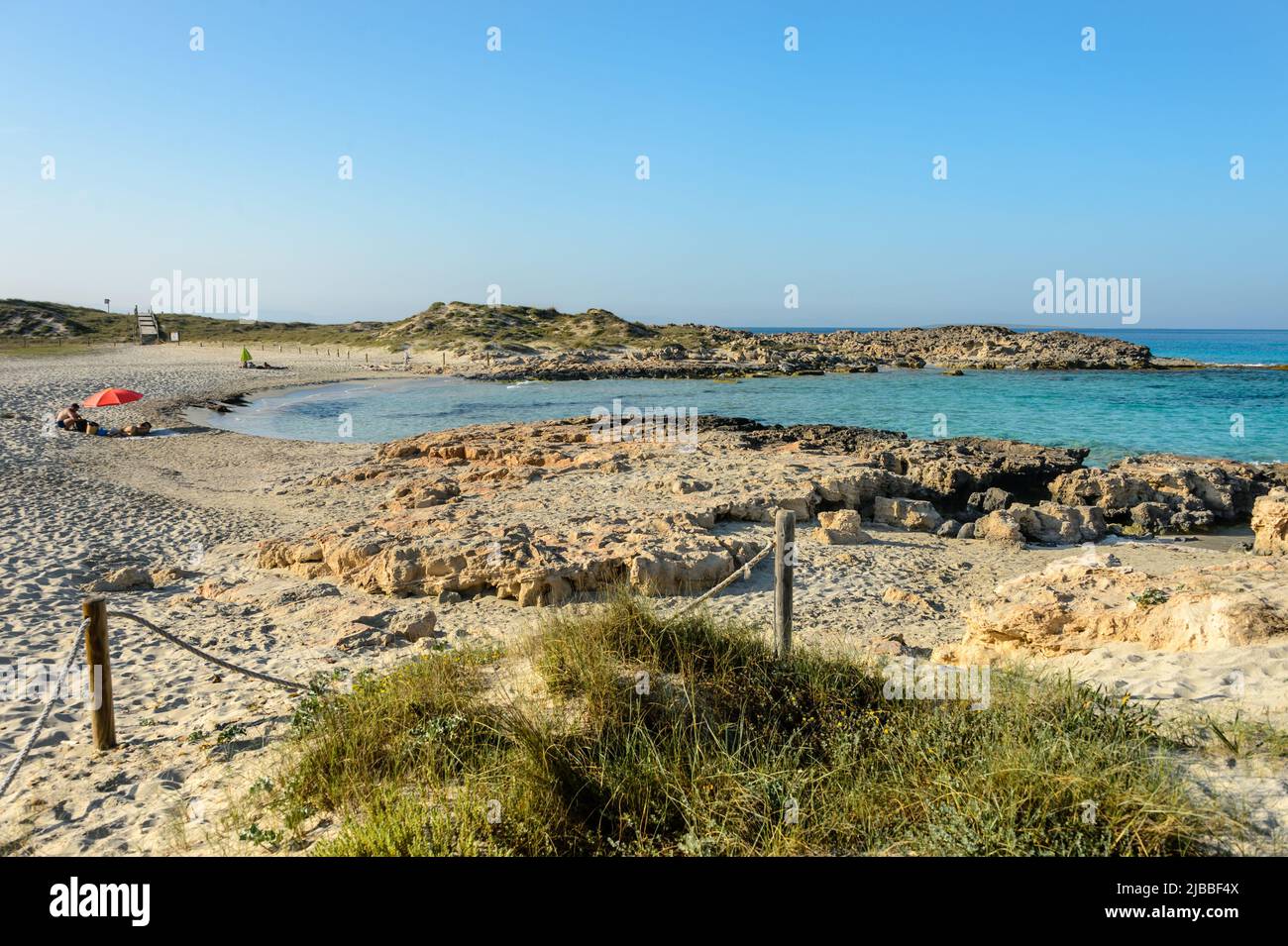 Spiaggia di 'es Trucadors' sull'isola di Formentera. Situato a nord-est dell'isola. Con accesso attraverso una passerella in legno a una zona tranquilla di sabbia e cr Foto Stock