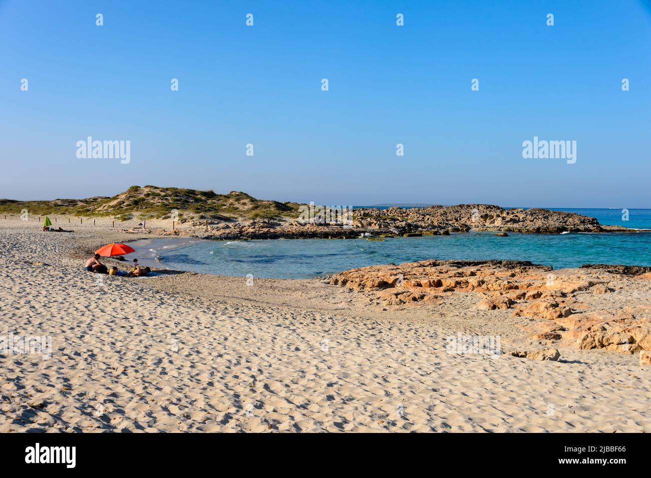Spiaggia di 'es Trucadors' sull'isola di Formentera. Situato a nord-est dell'isola. Con accesso attraverso una passerella in legno a una zona tranquilla di sabbia e cr Foto Stock
