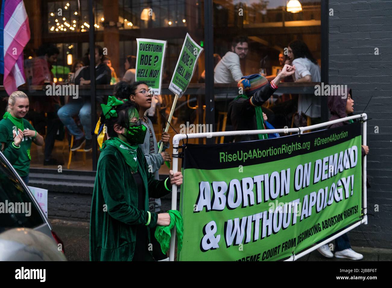 Seattle, Stati Uniti. 4th Giu 2022. Rise Up 4 diritti di aborto rovesci Roe? Inferno No! marcia su Capitol Hill per sostenere e preservare Roe V. Wade. In tutto il paese sono in corso proteste settimanali prolungate a seguito della fuga di notizie secondo cui la Corte Suprema potrebbe essere pronta a rovesciare il diritto storico. Gli attivisti si stanno battendo per alzarsi e proteggere Roe V. Wade per evitare il rovesciamento della storica decisione che dà alle donne il diritto di scegliere nel 1973. James Anderson/Alamy Live News Foto Stock