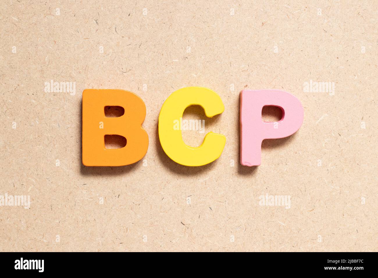 Lettera alfabetica a colori in parola BCP (abbreviazione business continuity plan) su sfondo legno Foto Stock