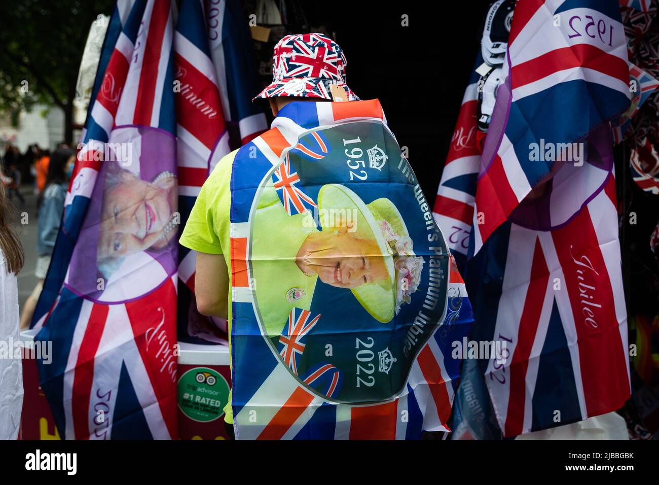 Londra, Regno Unito. 02nd giugno 2022. Un sostenitore reale indossa un abito a tema Union Jack accanto a un negozio che vende Union Jacks a Trafalgar Square per Trooping the Color a Londra durante la celebrazione. I Royal Well Wishers si riuniscono a Trafalgar Square per celebrare Trooping the Color come parte del Queen's Platinum Jubilee di Londra. Credit: SOPA Images Limited/Alamy Live News Foto Stock