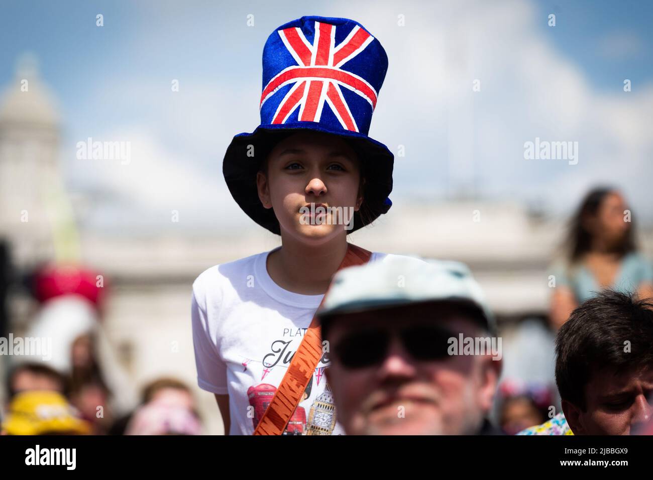 Londra, Regno Unito. 2nd giugno 2022. Una ragazza indossa un cappello Union Jack mentre le folle si riuniscono in Trafalgar Square per Trooping the Color durante la celebrazione. I Royal Well Wishers si riuniscono a Trafalgar Square per celebrare Trooping the Color come parte del Queen's Platinum Jubilee di Londra. (Credit Image: © Tejas Sandhu/SOPA Images via ZUMA Press Wire) Foto Stock