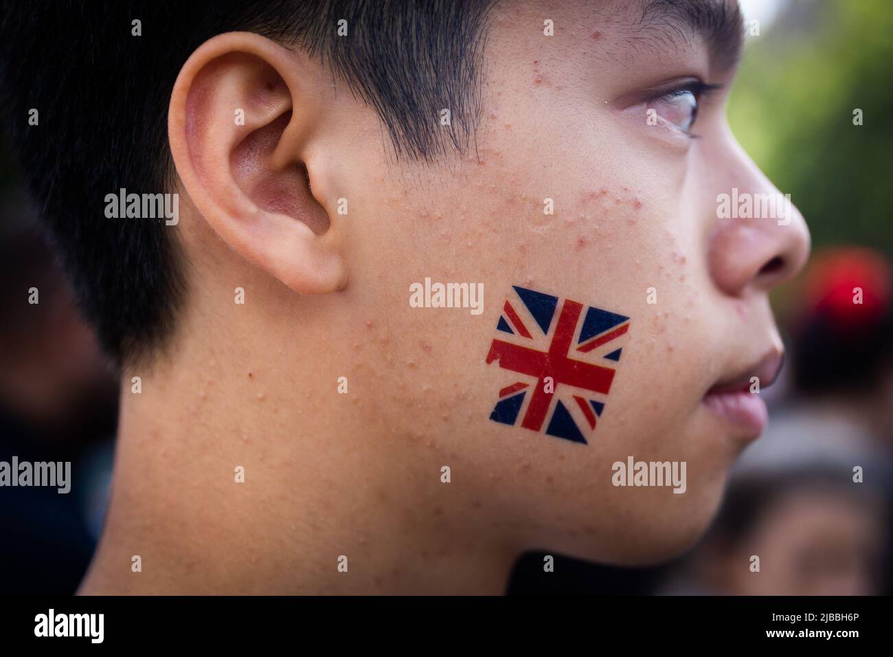 Londra, Regno Unito. 02nd giugno 2022. Un giovane indossa un tatuaggio facciale temporaneo Union Jack mentre le folle si riuniscono per Trooping the Color a Trafalgar Square durante la celebrazione. I Royal Well Wishers si riuniscono a Trafalgar Square per celebrare Trooping the Color come parte del Queen's Platinum Jubilee di Londra. (Foto di Tejas Sandhu/SOPA Images/Sipa USA) Credit: Sipa USA/Alamy Live News Foto Stock