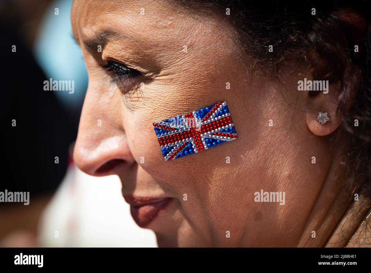 Londra, Regno Unito. 02nd giugno 2022. Una donna indossa un glittero facciale a forma di Union Jack mentre le folle si riuniscono per Trooping the Color a Trafalgar Square durante la celebrazione. I Royal Well Wishers si riuniscono a Trafalgar Square per celebrare Trooping the Color come parte del Queen's Platinum Jubilee di Londra. (Foto di Tejas Sandhu/SOPA Images/Sipa USA) Credit: Sipa USA/Alamy Live News Foto Stock