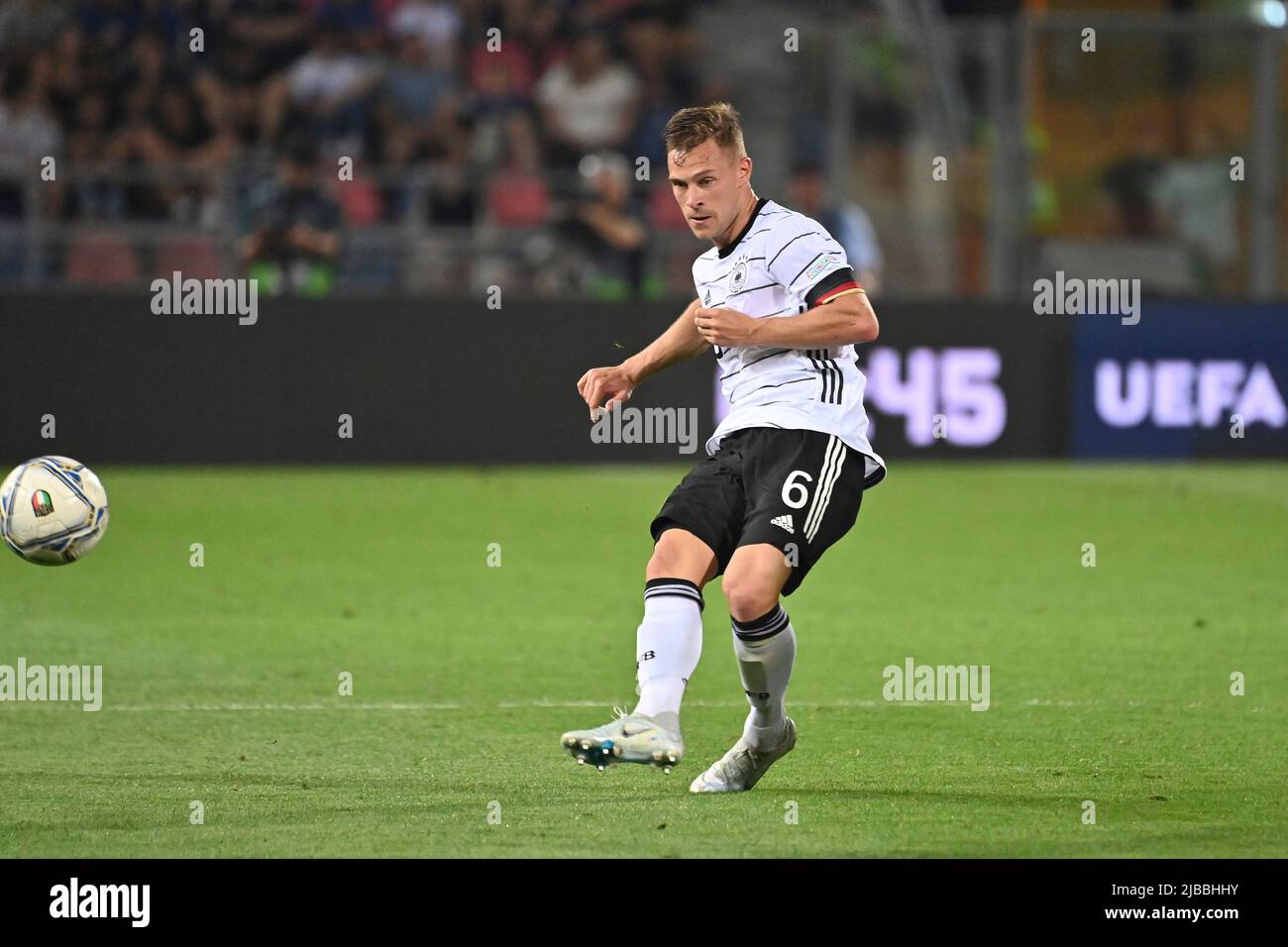 Bologna, Italia. 04th giugno 2022. Joshua KIMMICH (GER), azione, azione singola, immagine singola, ritaglio, Full body shot, full figure Soccer UEFA Nations League, Group Phase 1st matchday Italy (ITA) - Germany (GER) 1-1, on June 4th, 2022, Renato Dall `Ara Stadium Bologne Credit: dpa/Alamy Live News Foto Stock