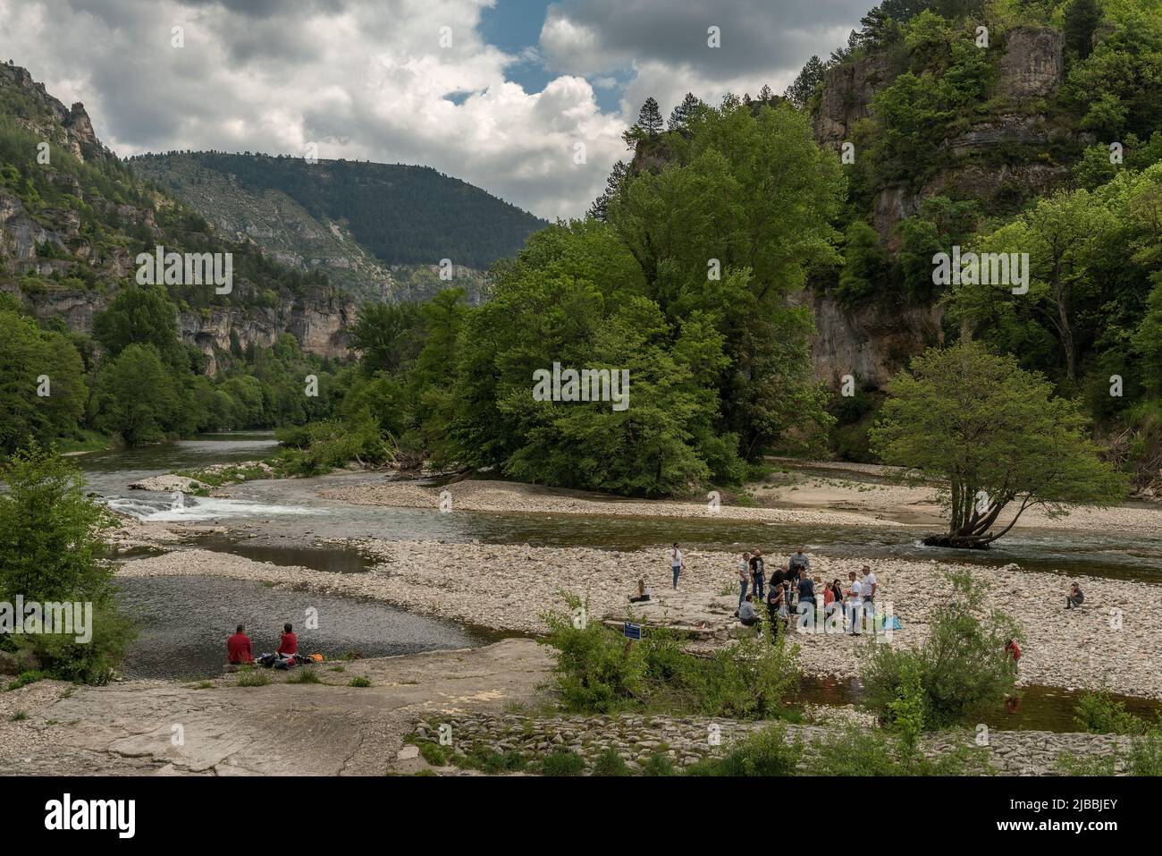 Persone non identificate sulle rive del fiume Tarn, Sainte-Enimie, Occitania, Francia Foto Stock