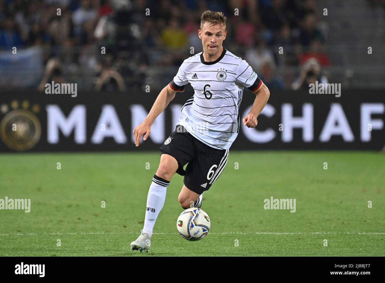 Bologna, Italia. 04th giugno 2022. Joshua KIMMICH (GER), azione, azione singola, immagine singola, ritaglio, Full body shot, full figure Soccer UEFA Nations League, Group Phase 1st matchday Italy (ITA) - Germany (GER) 1-1, on June 4th, 2022, Renato Dall `Ara Stadium Bologne Credit: dpa/Alamy Live News Foto Stock