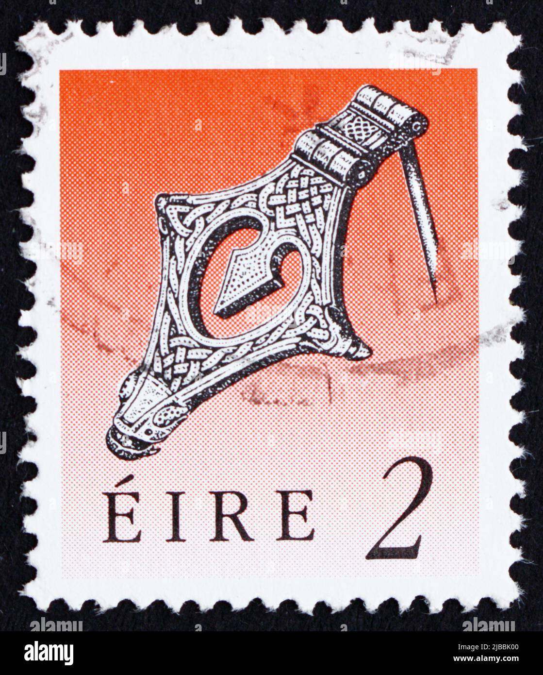 IRLANDA - CIRCA 1990: Un francobollo stampato in Irlanda mostra Silver Kite Brooch, Viking Age, Art Treasure of Ireland, circa 1990 Foto Stock