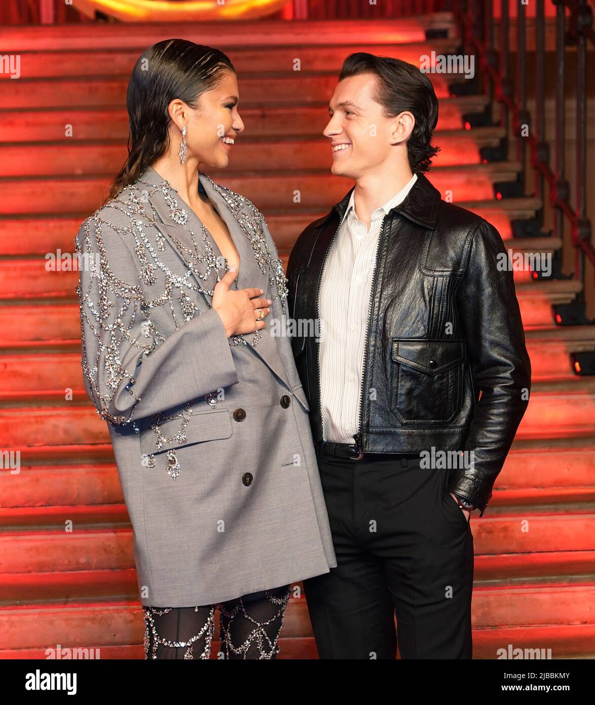 Foto del file datata 05/12/21 di Zendaya e Tom Holland durante una fotocall per il loro nuovo film, Spider-Man: No Way Home, presso la Old Sessions House, Londra, come si prevede che la coppia di Hollywood vincerà diverse categorie a quest'anno???s MTV Movie and TV Awards. Foto Stock