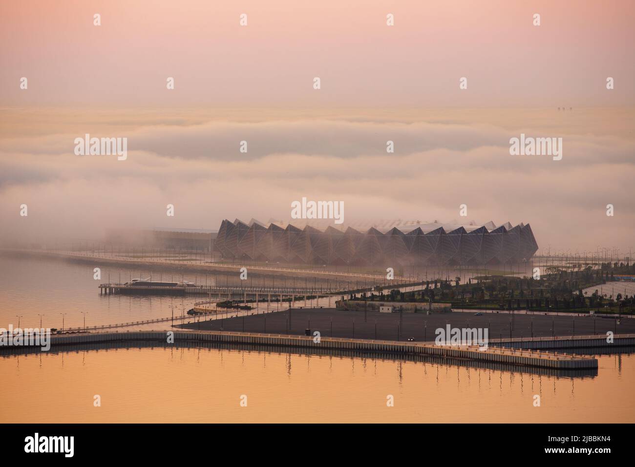 Città di Baku. Azerbaigian. 16.05.2021 anni. Crystal Hall su Primorsky Boulevard nella nebbia. Foto Stock