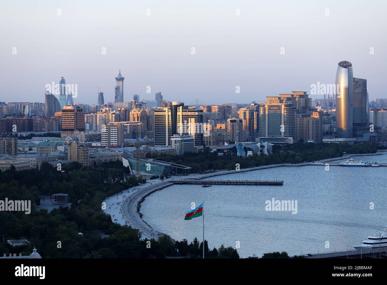 Città di Baku. Azerbaigian. 2020 anni. Gli ultimi raggi della serata cadendo sulla città. Foto Stock