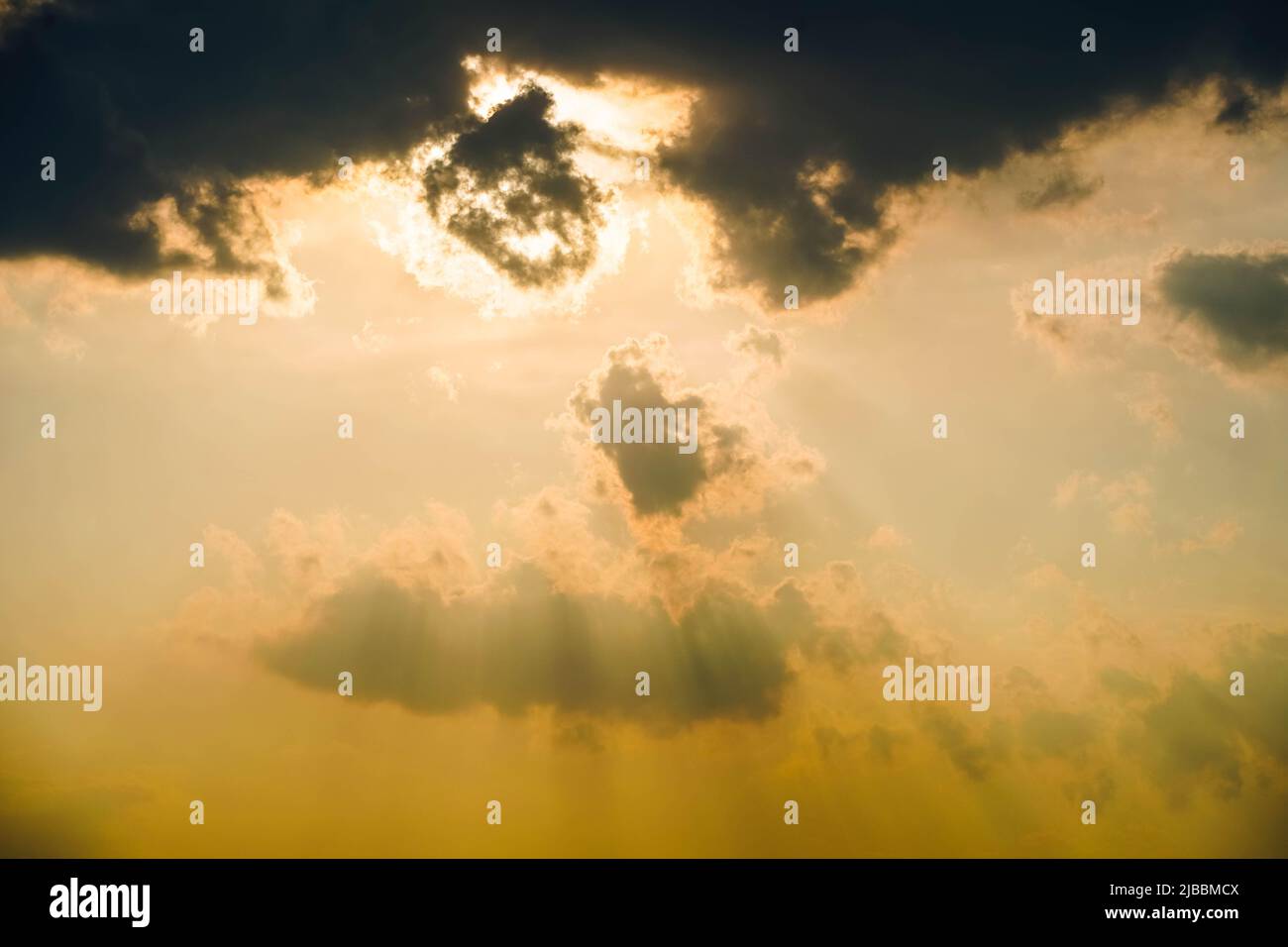 Nuvole dorate con raggi solari, sole bloccato Foto Stock