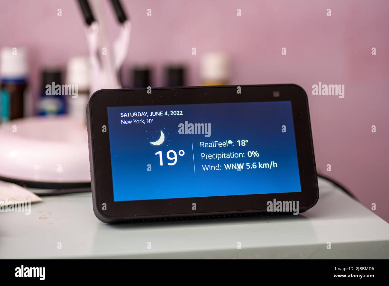 Primo piano di Amazon show visto sulla scrivania a casa Foto Stock