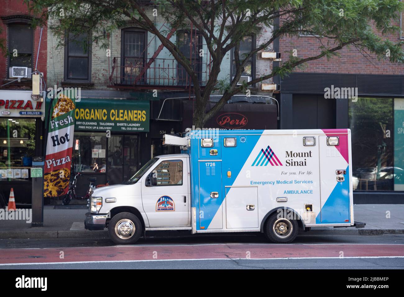 New York, New York, Stati Uniti. 4th giugno 2022. 4 giugno 2022: New York, USA: A Mount Sinai Hospital Basic Life Support (BLS) Ambulance su East 14th Street a Manhattan in attesa di una chiamata. Il Monte Sinai è un ospedale volontario che partecipa al sistema di pronto soccorso (EMS) 911 della FDNY. (Credit Image: © Taidgh Barron/ZUMA Press Wire) Foto Stock