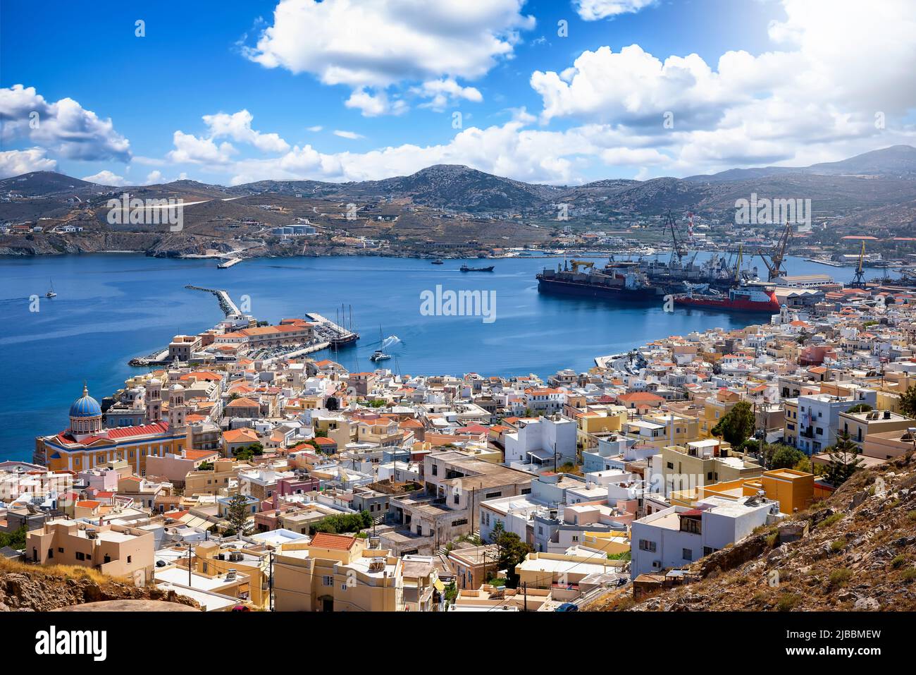 Vista panoramica su Ermoupoli, capitale delle isole Cicladi, Syros Foto Stock