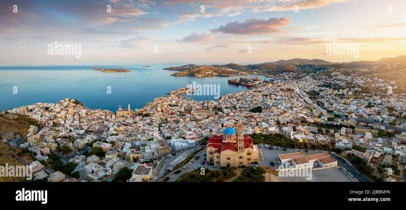 Vista aerea panoramica della città di Ermoupoli , isola di Syros, al tramonto Foto Stock