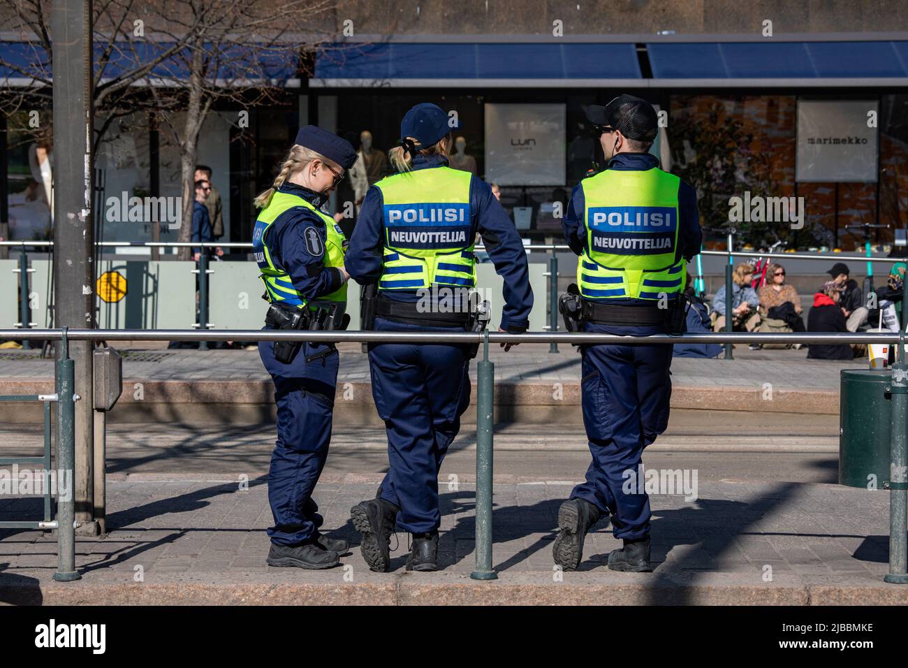 Negoziatori di polizia a Elokapina o Rebellion di estinzione Finlandia manifestazione di Ylikulutuskapina a Mannerheimintie, Helsinki, Finlandia Foto Stock