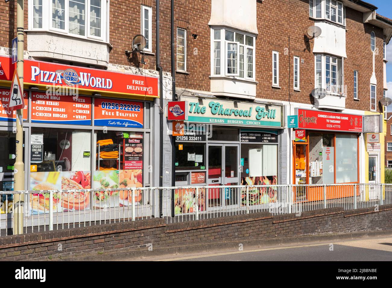 3 negozi di fast food da asporto - Pizza World, The Charcoal Grill e Chopstix su New Road, Basingstoke. Tema - crisi dell'obesità, cibo spazzatura Foto Stock