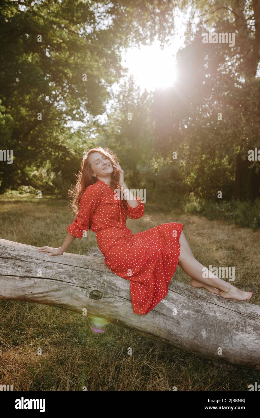 Donna in un vestito rosso immagini e fotografie stock ad alta