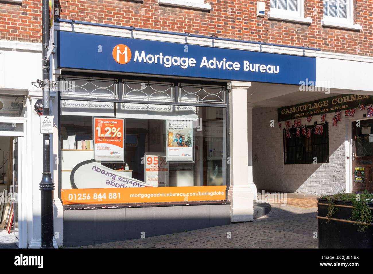 Negozio anteriore e logo per il Mortgage Advice Bureau su Church Street a Basingstoke. REGNO UNITO. Tema - ipoteche, mercato immobiliare, mercato immobiliare Foto Stock