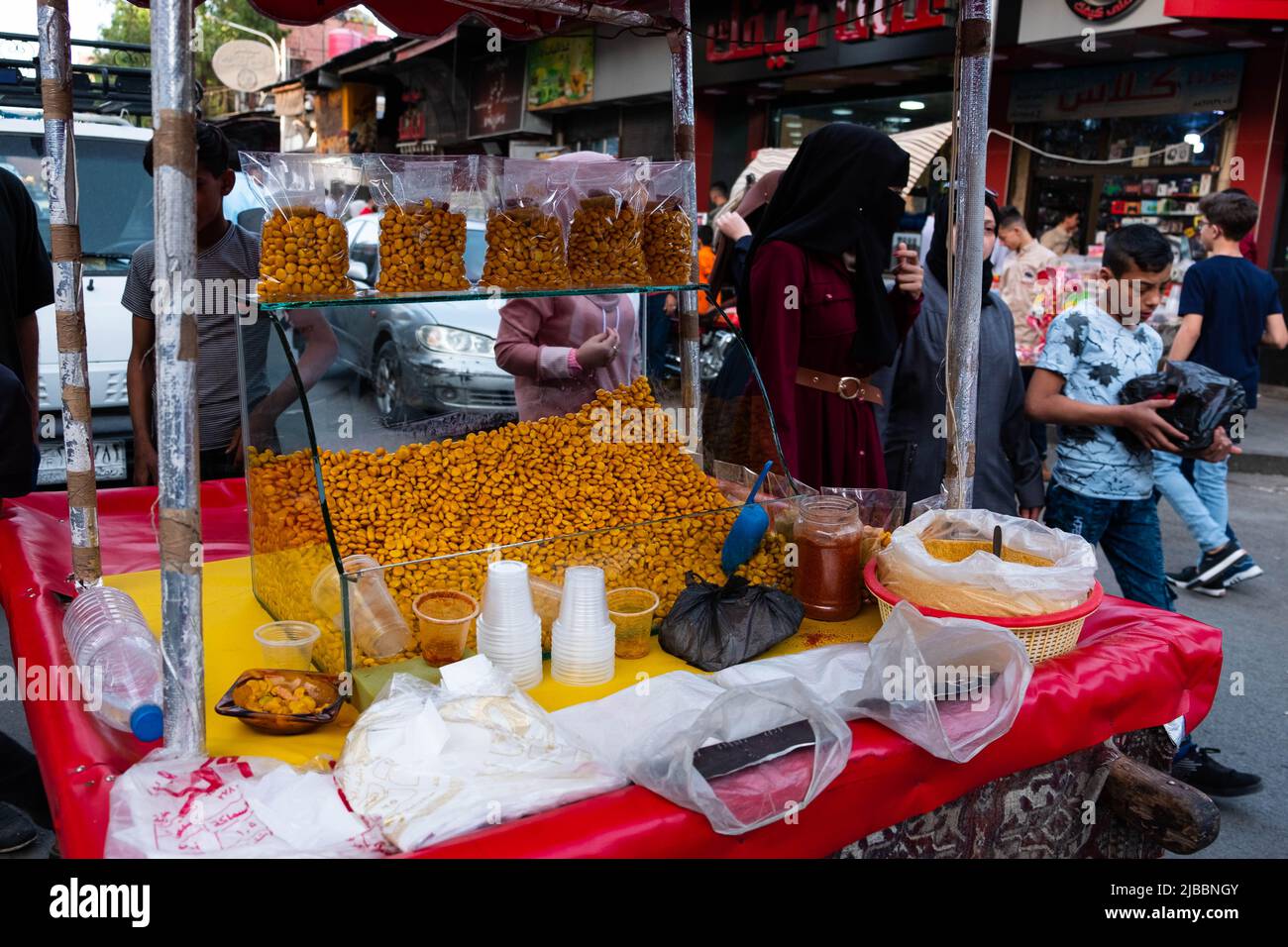 Damasco, Siria - Maggio, 2022: Venditore di strada che vende snack di mais Foto Stock