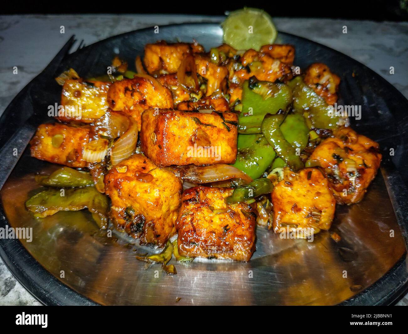 Un primo piano di paneer fresco fatto in casa, piccante ricetta di formaggio secco piccante caldo. India Foto Stock